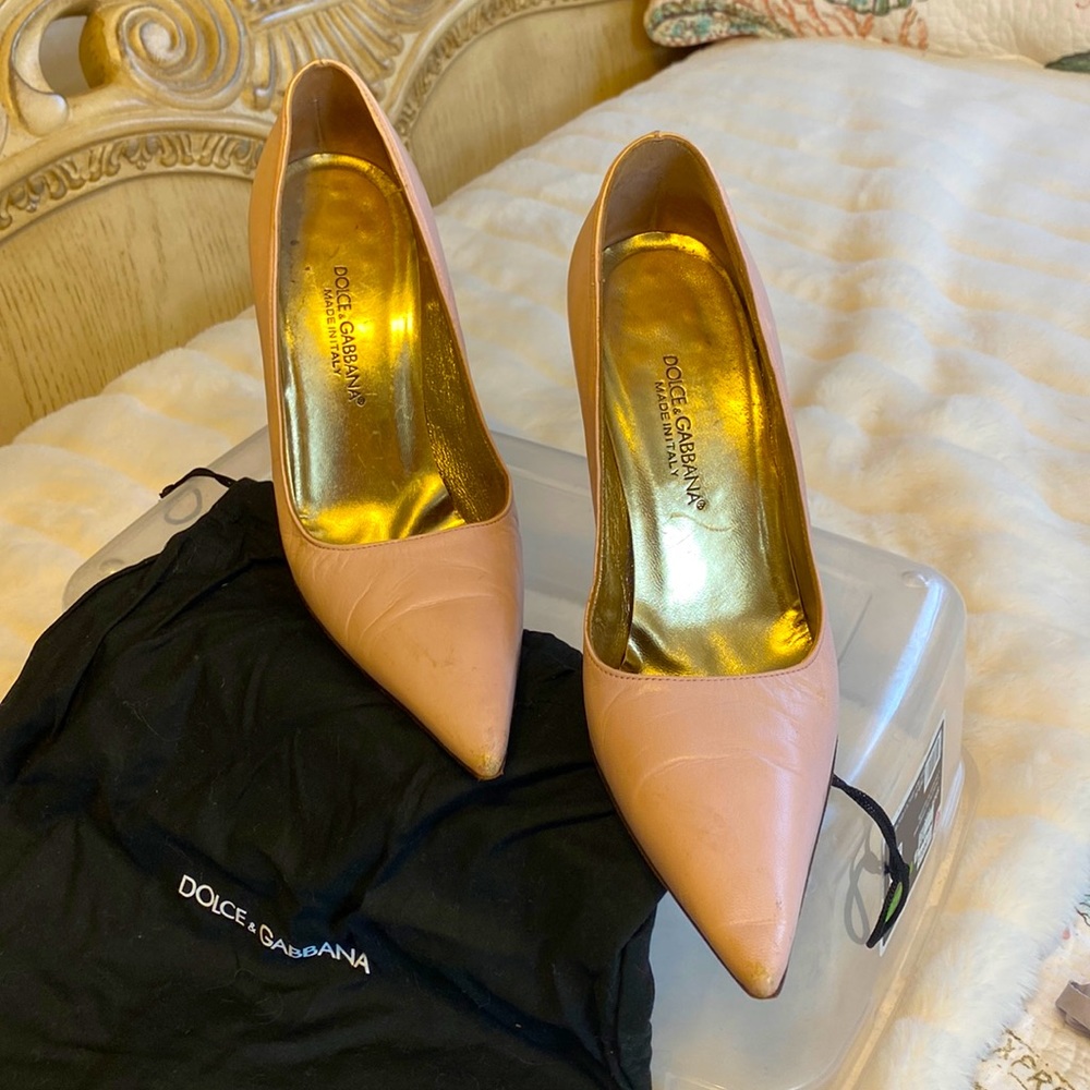 Dolce Gabbana ladies light pink pumps 4 inch heel. Comes with Dolce Gabbana bag